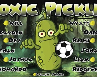 Puede incluir: Un pepinillo de dibujos animados verde con una camiseta de fútbol patea un balón de fútbol. El texto "TOXIC PICKLES" está en la parte superior de la imagen. Los nombres de los miembros del equipo están listados en los lados izquierdo y derecho de la imagen. El texto "COACH: SHAUN" está en la parte inferior de la imagen.