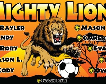 Puede incluir: Una pancarta amarilla y naranja con las palabras "Mighty Lions" en texto negro. La pancarta presenta un león de dibujos animados con un balón de fútbol. Los nombres de los miembros del equipo están listados en la pancarta, incluyendo Rayler, Andy, Rory, Mason L., Cody, Mason M., Cameron, Evan, Ben y Owen. La pancarta también incluye el texto "Coach Kyle".