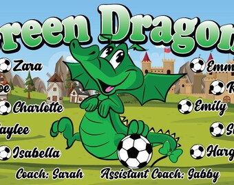 Puede incluir: Pancarta del equipo de fútbol Green Dragons con un dragón verde de dibujos animados pateando un balón de fútbol. La pancarta enumera los nombres de los jugadores: Zara, Zoe, Charlotte, Kaylee, Isabella, Emma, Keira, Emily, Skylar y Hargun. La pancarta también enumera los entrenadores: Sarah y Gabby.