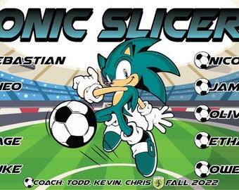 Puede incluir: Un banner de equipo de fútbol con un dibujo animado de Sonic the Hedgehog pateando un balón de fútbol. El banner tiene el nombre del equipo "Sonic Slicers" y los nombres de los jugadores: Sebastian, Theo, LT, Gage, Luke, Nicolas, James, Oliver, Ethan y Owen. El banner también incluye el texto "Entrenador: Todd, Kevin, Chris Otoño 2022".