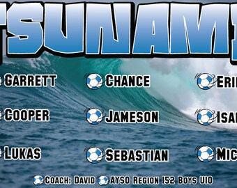 Puede incluir: Gráfico con la palabra "TSUNAMI" en letras azules grandes sobre una ilustración de olas. Los nombres de los miembros del equipo, como Garrett y Chance, se muestran con iconos de balón de fútbol. También se incluye el texto "COACH: DAVID AYSO REGION 152 BOYS U10".