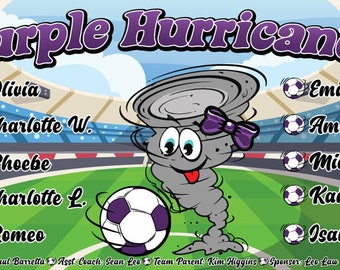 Puede incluir: Pancarta del equipo de fútbol Purple Hurricanes con un tornado de dibujos animados que lleva un lazo morado y patea un balón de fútbol. La pancarta enumera los nombres de los jugadores: Olivia, Charlotte W., Phoebe, Charlotte L., Romeo, Emilia, Amelia, Mia, Kaitlyn e Isabella. La pancarta también incluye los nombres de los entrenadores, el padre del equipo y el patrocinador.