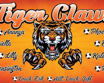 Puede incluir: Una pancarta de equipo de fútbol naranja y negro con un feroz tigre mascota y el nombre del equipo "Tiger Claws". La pancarta enumera los nombres de los jugadores: Ananya, Brielle, Lilly, Kensington, Phoebe, Erika, Kalea y Reese. También enumera los entrenadores: Erik y Jeff.