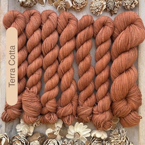 Fil de coton Pima DK biologique teint à la main • Coloris uniques Terra Cotta