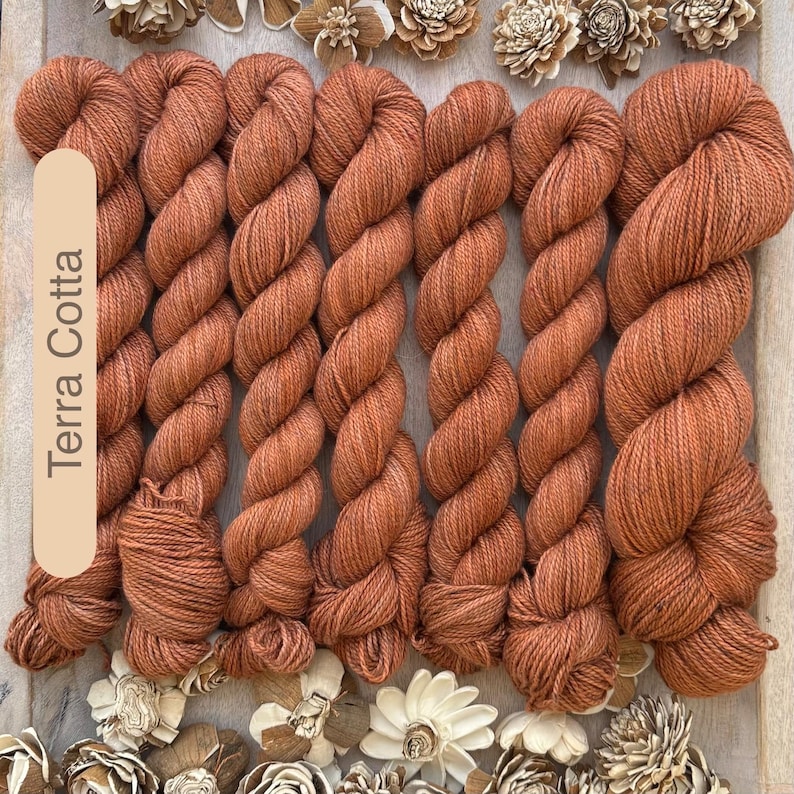 Fil de coton Pima DK biologique teint à la main • Coloris uniques Terra Cotta