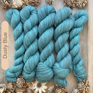 Fil de coton Pima DK biologique teint à la main • Coloris uniques Dusty Blue