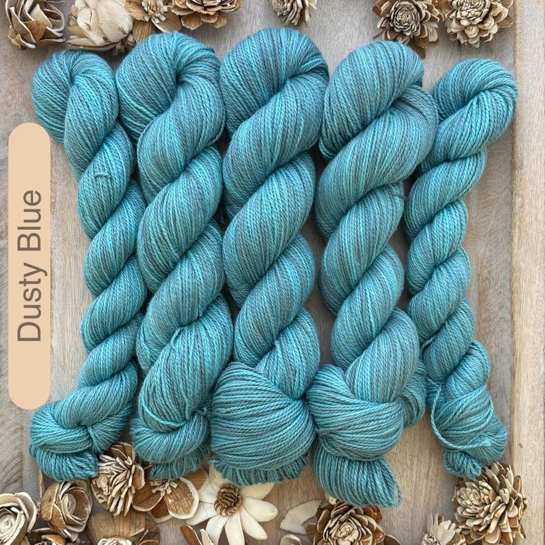 Fil de coton Pima DK biologique teint à la main • Coloris uniques Dusty Blue