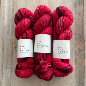 Handgefärbte Kammgarnwolle: Vampire Red (100g)