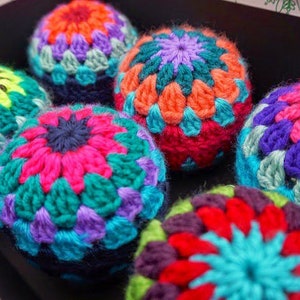 Crochet Pattern - Retro Christmas Ball Ornament | Digital Download | HMYC