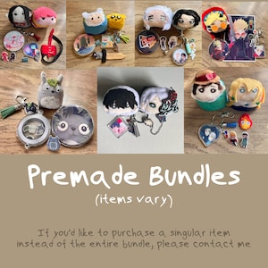 Puede incluir: Una colección de paquetes prefabricados que incluyen varias cabezas de peluche temáticas, dijes de acrílico, llaveros de metal y pequeños pines decorativos. Los artículos muestran diversos colores y diseños artísticos, incluyendo figuras inspiradas en dibujos animados e ilustraciones estilo anime. El texto dice: Premade Bundles (items vary). If you'd like to purchase a singular item instead of the entire bundle, please contact me.