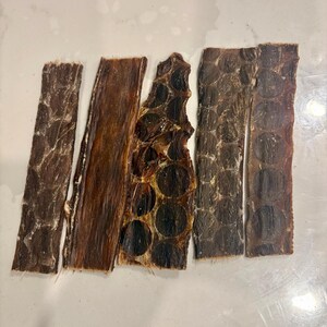 Pode incluir: Um conjunto de tr&ecirc;s canecas de cer&acirc;mica com acabamento manchado e fosco. As canecas s&atilde;o em tons de creme, cinza claro e cinza escuro. Cada caneca tem um design simples e minimalista, perfeito para caf&eacute; ou ch&aacute;.