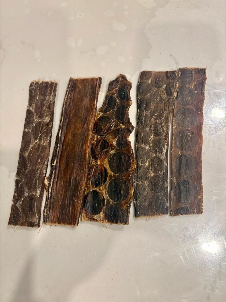 Pode incluir: Um conjunto de tr&ecirc;s canecas de cer&acirc;mica com acabamento manchado e fosco. As canecas s&atilde;o em tons de creme, cinza claro e cinza escuro. Cada caneca tem um design simples e minimalista, perfeito para caf&eacute; ou ch&aacute;.