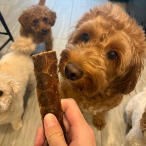 Pode incluir: Uma placa de madeira r&uacute;stica com o texto "Welcome to our home" em letras brancas. A placa apresenta um acabamento desgastado e um design simples e convidativo, ideal para a entrada.