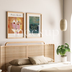 Puede incluir: Un dormitorio con una cama con cabecero de mimbre, dos impresiones de arte enmarcadas, una con una pintura de Paul Klee y la otra con una pintura de Van Gogh, una lámpara colgante, una planta en maceta y una mesita de noche con libros.