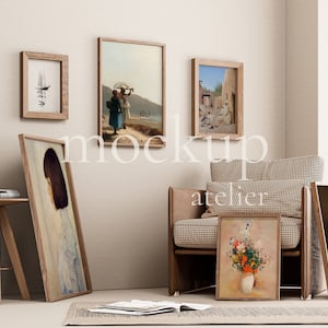 Könnte beinhalten: Ein Wohnzimmer-Interieur mit einem braunen Sessel, einem Holz-Beistelltisch und fünf gerahmten Gemälden an der Wand. Die Gemälde zeigen verschiedene Motive, darunter ein Frauenporträt, eine Landschaft und ein Stillleben.