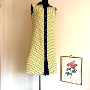 Vestido de verano estilo mod vintage de los años 60 y 70, a rayas amarillas / Vestido de casa de punto con botones delanteros / Tallas: EU 40–42 / US 8–10 / UK 12–14