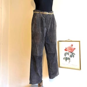 Edelnice Trachtenmode Pantaloni Corti In Pelle Di Bufalo Marrone Scuro – Con Ricamo, Tasche E Cintura, Per Occasioni Tradizionali