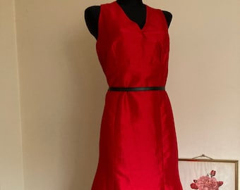 robe de bal rouge vif vintage | Robe ajustée à col en V sans manches | Silhouette Shift avec ourlet plus large | Soirée Club | DE46 1X-2X US16