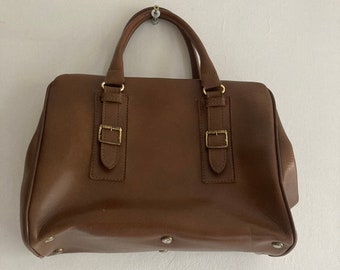 Bolsa vintage grande marrom dos anos 60 e 70 | Estrutura de metal em couro sintético | 1 compartimento com 1 bolso | Com tachas na parte inferior