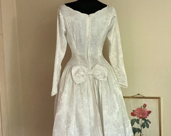 Robe de princesse de mariage vintage des années 50-60 | Brocart Jacquard Satin | Grande jupe longueur genou avec nœud dans le dos | Jupon en tulle | DE36-38 M US6-8