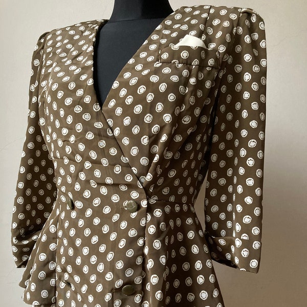 Robe à pois peplum vintage des années 90 par Liz Petites | Vert kaki avec points blancs | Imitation Poche poitrine avec mouchoir |  Taille US 8 M/L