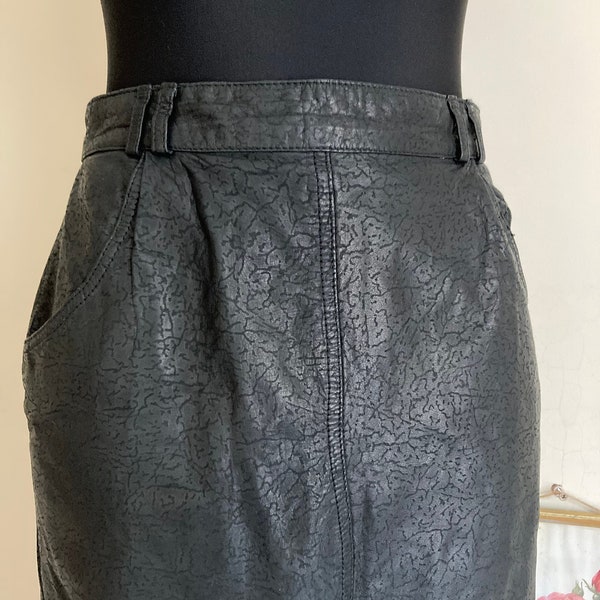 Vintage Genuine Leather Midi Skirt by NORMA Modell | Black Patterned Leather Skirt w/Buttoned Slit | High Waist | Size DE 36 Fits DE 38 M