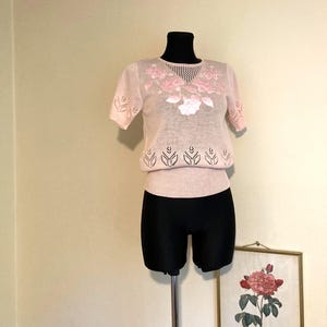 Vintage 70s/80s Knit Pink Top w/Beads and Pink Applique | Short Sleeve Summer Top | Open Knit | Powder Pastel Pink Flowers w/Leaves | S/M