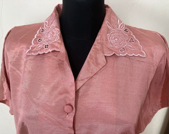 Vintage 80er Thai Seide Bestickte Bluse von Embroidery | Pastell Blush Pink Top mit kurzen Ärmeln und wunderschöner Stickerei | FR 42 M-L