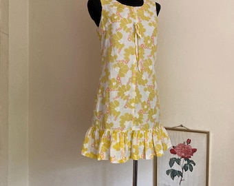 Vintage 60s-70s Sundress in Yellow/Peach Pink Floral Print | Happy Yellow Short Shift Dress w/Ruffled Hemline | Hide Baby Tummy | M DE38 US8