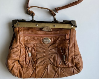 Bolsa Maroquinerie Paris Vintage dos anos 70 com alça superior e fecho de armação superior | Bolsa decorada em couro sintético com 2 compartimentos e 2 bolsos