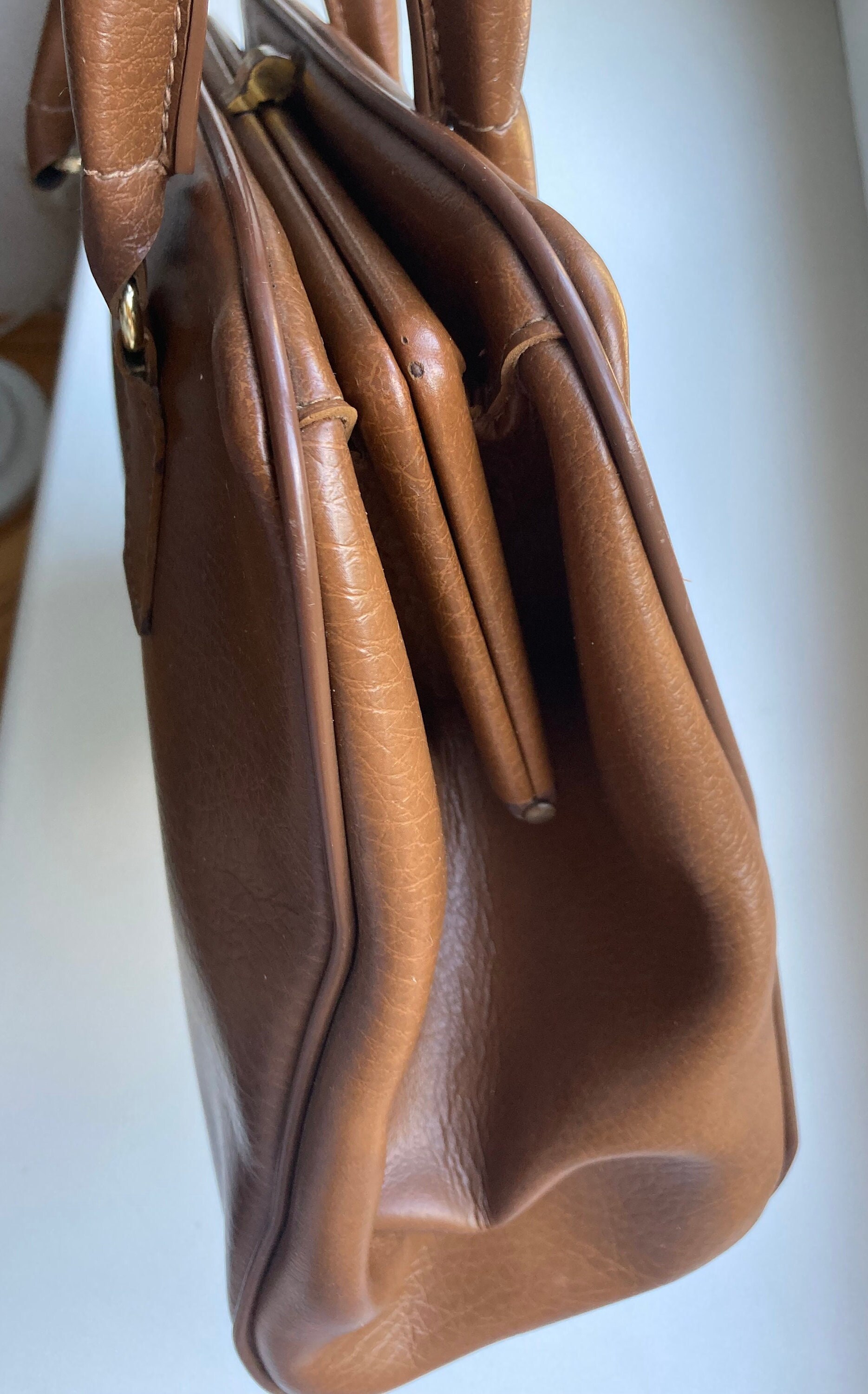 Sac à main en similicuir marron vintage des années 1960