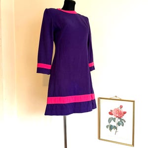 Vintage 60er Jahre Mini Kleid aus Wolle | Lila Rosa Colorblock Shift | Hergestellt in England | Ärmellänge: 56 cm