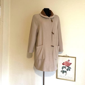Vintage 80s Wool/Cashmere Coat by KELLO | Soft Beige Wool w/Brown Foldable Collar | Padded Shoulders Relaxed Fit Coat | Fits M-L
