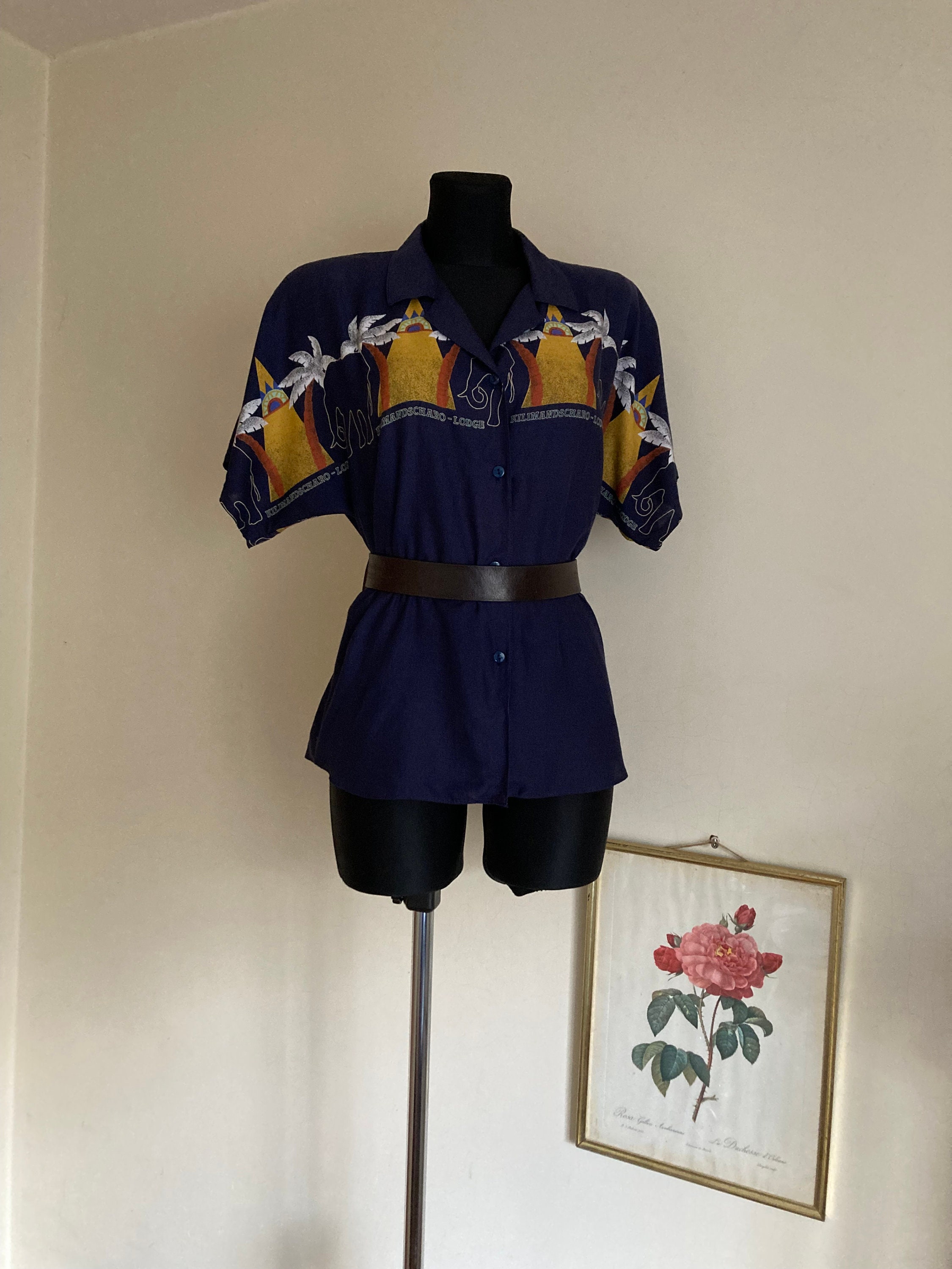 Vintage Viskose Kurzarm Shirt | "Kilimanscharo - Hütte" | Marineblaue Bluse mit Elefanten Palmen Pyramiden | Kragen | DE42-44 L-XL