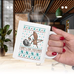 "Marcus der Wurm Becher, Robert ""Hilfe"", ich mag diesen Felsen nicht Lustige Weirdcore Meme Tasse."