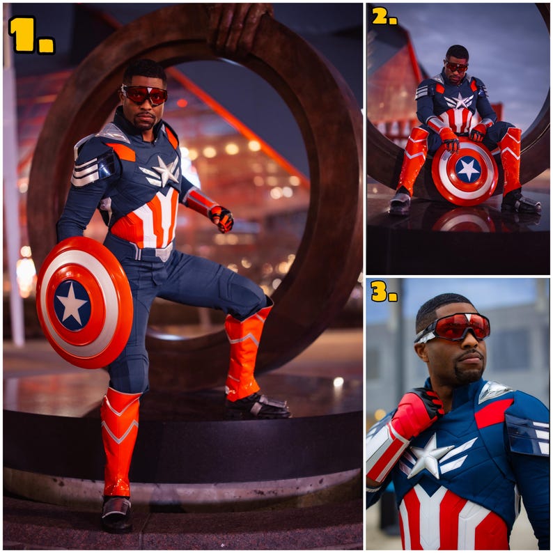 Pode incluir: Um traje do Capit&atilde;o Am&eacute;rica, com um fato azul e branco adornado com uma estrela, detalhes vermelhos e brancos e um escudo a condizer. O traje inclui botas e &oacute;culos vermelhos. A pessoa est&aacute; a posar com o escudo.