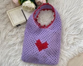 Lila Umhängetasche mit gehäkeltem Herzen, Oma Quadrat Tasche, Herz Tasche, Süße gehäkelte Tasche, Valentinstag Tasche, gestrickte Tasche