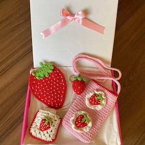 Ensemble cadeau fraise au crochet, étui pour téléphone cadeaux mode, support pour casque grande soeur, jolis dessous de verre, coffret cadeau d'anniversaire, joli porte-clés