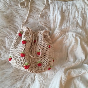 Sac seau fraise au crochet fait main - sac à main avec cordon de serrage, bandoulière fruits kawaii, cadeau d'été pour adolescentes