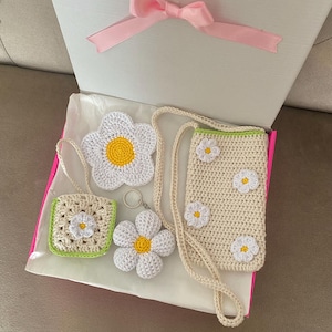 Gehäkelte Gänseblümchen Geschenkset, Modegeschenke Telefonhalter, große Schwester Geschenkkopfhörerhalter, niedlicher Untersetzer, Geburtstagsgeschenkbox, niedlicher Schlüsselbund