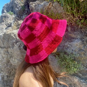 Bob au crochet fait main : chapeau de festival à carreaux rouges et roses