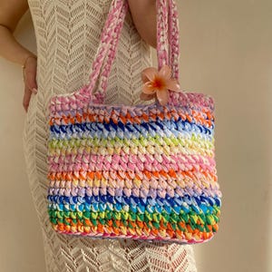 Borsa a tracolla colorata fatta a mano all'uncinetto: borsa da viaggio per la spiaggia