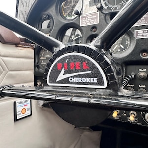 Cubierta de inspección del emblema de la horquilla de lazo de liberación rápida para el PA-28 Piper Cherokee