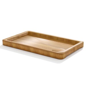 K&ouml;nnte beinhalten: Ein rechteckiges Holztablett mit abgerundeten Ecken. Das Tablett besteht aus hellfarbenem Holz und hat eine glatte Oberfl&auml;che. Die R&auml;nder des Tabletts sind leicht erh&ouml;ht und bilden einen Rand. Das Tablett ist zum Servieren oder Pr&auml;sentieren von Gegenst&auml;nden bestimmt.