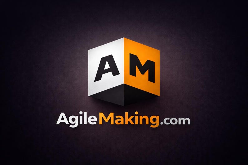 K&ouml;nnte beinhalten: Ein 3D-Logo mit einem W&uuml;rfel mit den Buchstaben "AM" in Schwarz auf wei&szlig;en und orangefarbenen Fl&auml;chen. Die Website-Adresse "AgileMaking.com" wird darunter in wei&szlig;em und orangefarbenem Text vor dunklem Hintergrund angezeigt.