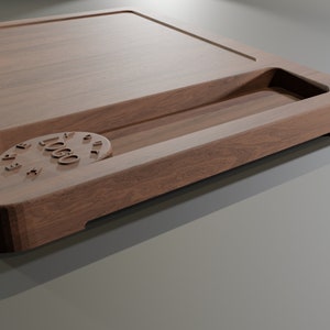 Op de afbeelding: Een houten snijplank met een ingebouwde sapgroef en een rond logo met de tekst "LOGO" in reli&euml;f.
