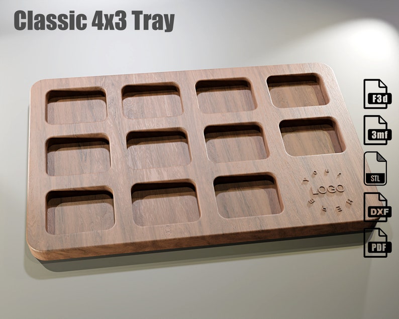 Puede incluir: Una bandeja de madera con doce compartimentos rectangulares dispuestos en una cuadr&iacute;cula de 4x3. La bandeja est&aacute; etiquetada como "Classic 4x3 Tray" y tiene espacio para un logotipo. Se ven iconos de tipo de archivo.