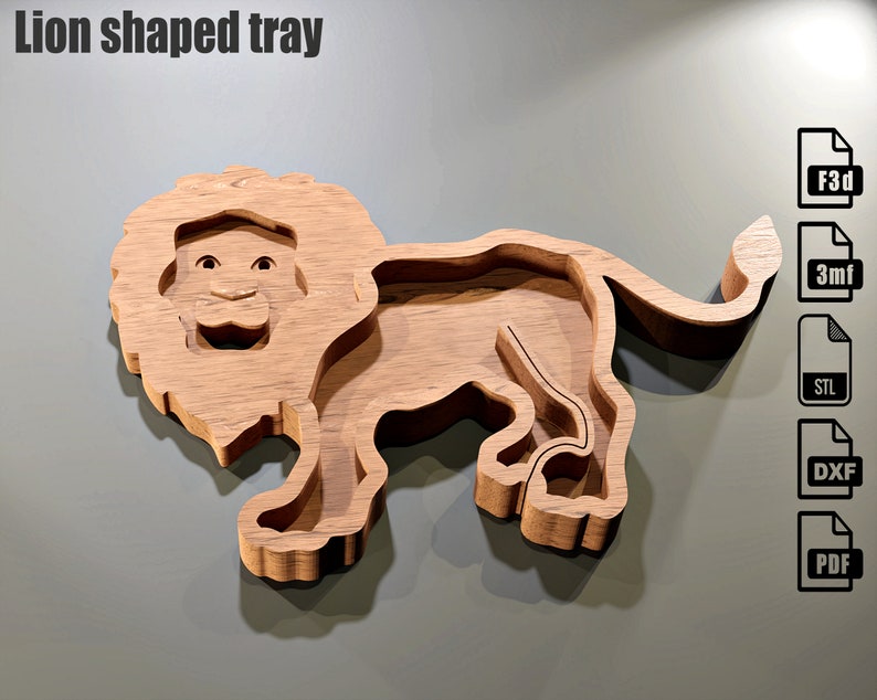 Puede incluir: Una bandeja de madera marr&oacute;n claro con forma de le&oacute;n. La bandeja tiene un dise&ntilde;o tallado con una cara de le&oacute;n sonriente y una cola. El texto "Lion shaped tray" est&aacute; en la parte superior. Iconos de tipo de archivo a la derecha.