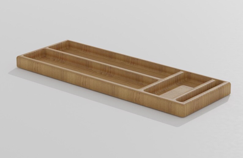 K&ouml;nnte beinhalten: Ein rechteckiger Organizer aus hellem Holz mit mehreren F&auml;chern. Das Holz hat eine glatte Oberfl&auml;che und verf&uuml;gt &uuml;ber lange, schmale Abschnitte sowie kleinere F&auml;cher. Die L&auml;nge betr&auml;gt ca. 30 cm.