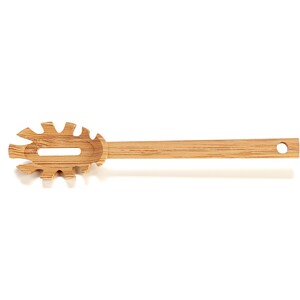 Puede incluir: Un servidor de pasta de madera con un dise&ntilde;o &uacute;nico. El servidor tiene un mango largo y una cabeza plana de forma ovalada con un agujero en el centro. La cabeza est&aacute; dise&ntilde;ada con una serie de peque&ntilde;os dientes puntiagudos alrededor del borde.